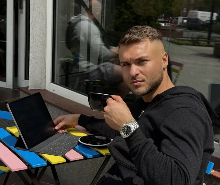 Michał przy pracy nad raportami
